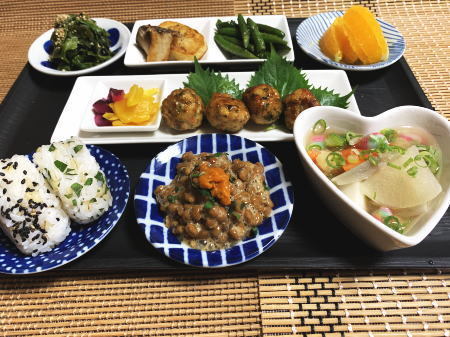 02.9月 ツルムラサキの胡麻和えと大葉づくし.jpg